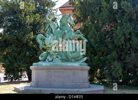 St. Georg tötet den Drachen Skulptur in Zagreb, Kroatien. Das Hotel liegt in der Nähe von Nationaltheater. Stockfoto