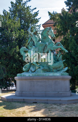 St. Georg tötet den Drachen Skulptur in Zagreb, Kroatien. Das Hotel liegt in der Nähe von Nationaltheater. Stockfoto