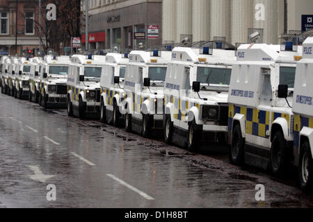 Eine Reihe von PSNI Landrover nach Belfast City Rat gestimmt, nur die Union Jack fliegen über Belfast City Hall für 17 Tage pro Jahr. Menschen aus der Evangelischen Gemeinschaft blockieren Straßen und Holding Protest über die Provinz Nordirland. Heute wurde außerhalb von Belfast City Hall, wo Menschen versammelt, Halten oder Tragen Union Jack Fahnen. Bonzo/Alamy leben Nachrichten Stockfoto