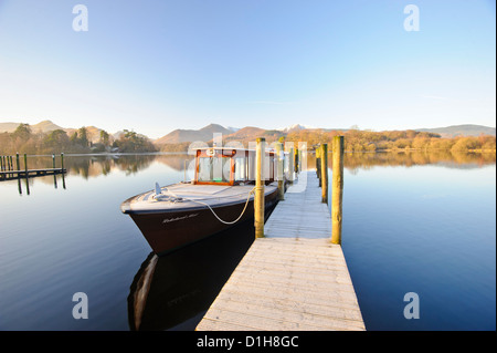 Eine frostige Anlegestelle am Derwent Water im Lake District Stockfoto