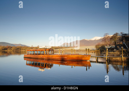 Ein kalter Wintermorgen am Derwent Water im Lake District Stockfoto