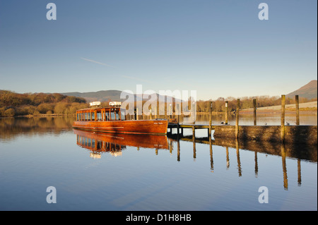 Das Annie Mellor Vergnügen Boot an einem Steg am Derwent Water im Lake District Stockfoto