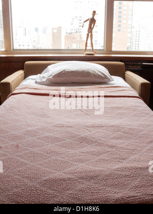 Aufklappbares Sofa-Bett in geöffneter und geschlossener Position, NYC [Serie 2 von 4] Stockfoto