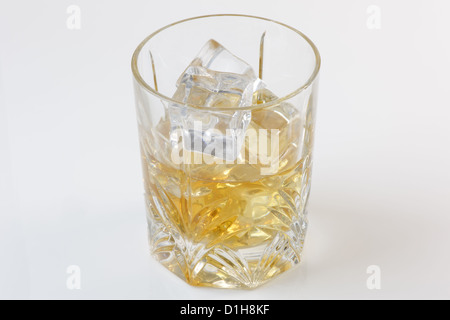 Glas Whisky und Eis auf weiß in Nahaufnahme Stockfoto
