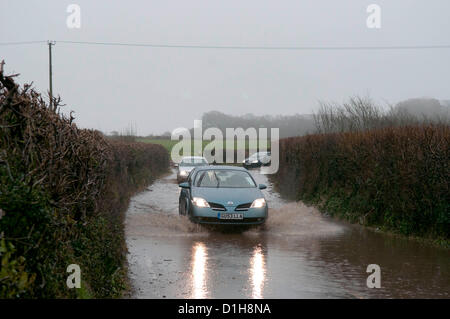 22. Dezember 2012. Autofahrer, die ihren Weg durch die überfluteten Vennaway Gasse in der Nähe von Swansea heute Nachmittag als Teile der Halbinsel Gower wurden überschwemmt mit dem Starkregen fegt in ganz Großbritannien. Stockfoto