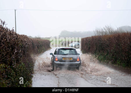 22. Dezember 2012. Autofahrer, die ihren Weg durch die überfluteten Vennaway Gasse in der Nähe von Swansea heute Nachmittag als Teile der Halbinsel Gower wurden überschwemmt mit dem Starkregen fegt in ganz Großbritannien. Stockfoto