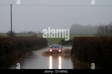 22. Dezember 2012. Autofahrer, die ihren Weg durch die überfluteten Vennaway Gasse in der Nähe von Swansea heute Nachmittag als Teile der Halbinsel Gower wurden überschwemmt mit dem Starkregen fegt in ganz Großbritannien. Stockfoto