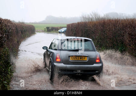 22. Dezember 2012. Autofahrer, die ihren Weg durch die überfluteten Vennaway Gasse in der Nähe von Swansea heute Nachmittag als Teile der Halbinsel Gower wurden überschwemmt mit dem Starkregen fegt in ganz Großbritannien. Stockfoto