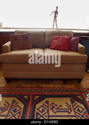 Aufklappbares Sofa-Bett in geöffneter und geschlossener Position, NYC [Serie 1 von 4] Stockfoto