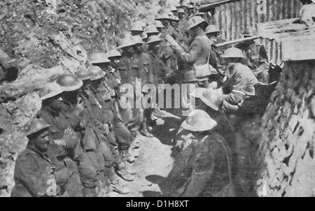 Britische Soldaten auf Somme-Front, aufgereiht Appell vor dem versenden in die erste Zeile als Sturm Partei - WWI 1917 Stockfoto