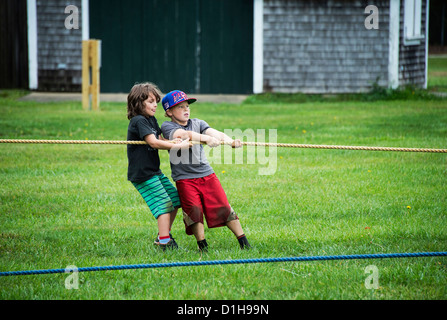 Kinder-Tauziehen-Wettbewerb bei der Martha es Vineyard Ernte Fest, West Tisbury, Massachusetts, USA Stockfoto
