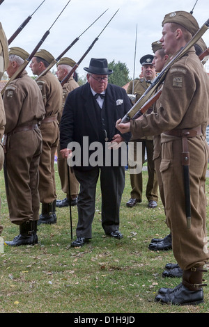 Winston Churchill inspiziert ein Home Guard Zug von Soldaten (Erholung)