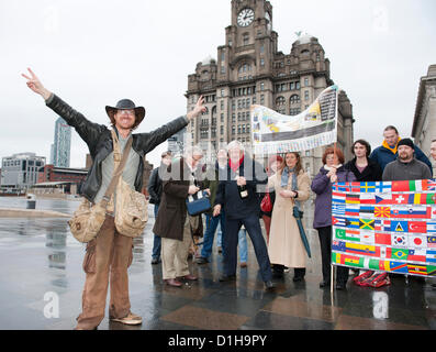 Liverpool UK 22. Dezember 2012. Graham Hughes kehrt in Liverpool nach der erste Mensch, alle 201 Länder in der Welt ohne fliegen zu besuchen. Es hat ihn 3 1/2 Jahre gedauert bis alle 201 Länder besuchen und er hat nicht geflogen oder Gefahren ein Fahrzeug selbst. Stockfoto