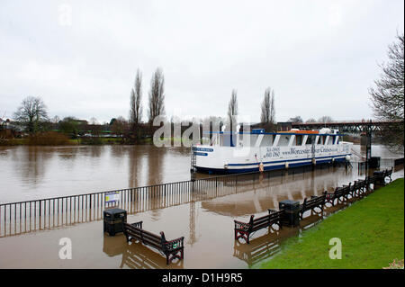 22. Dezember 2012. Die Rennbahn ist überflutet, wie The River Severn der Banken platzt. Worcester, UK. Überschwemmungen Hits Worcester und The Severn Flussaue zum vierten Mal in 2012. Photo Credit Graham M. Lawrence/Alamy Live News. Stockfoto