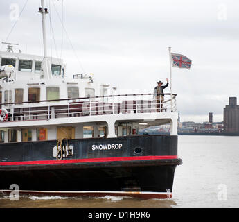 Liverpool UK 22. Dezember 2012. Graham Hughes kehrt in Liverpool nach der erste Mensch, alle 201 Länder in der Welt ohne fliegen zu besuchen. Es hat ihn 3 1/2 Jahre gedauert bis alle 201 Länder besuchen und er hat nicht geflogen oder Gefahren ein Fahrzeug selbst. Stockfoto