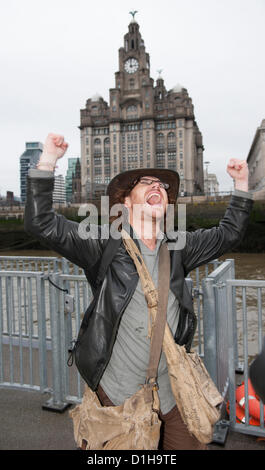 Liverpool UK 22. Dezember 2012. Graham Hughes kehrt in Liverpool nach der erste Mensch, alle 201 Länder in der Welt ohne fliegen zu besuchen. Es hat ihn 3 1/2 Jahre gedauert bis alle 201 Länder besuchen und er hat nicht geflogen oder Gefahren ein Fahrzeug selbst. Stockfoto