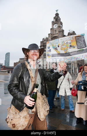 Liverpool UK 22. Dezember 2012. Graham Hughes kehrt in Liverpool nach der erste Mensch, alle 201 Länder in der Welt ohne fliegen zu besuchen. Es hat ihn 3 1/2 Jahre gedauert bis alle 201 Länder besuchen und er hat nicht geflogen oder Gefahren ein Fahrzeug selbst. Stockfoto