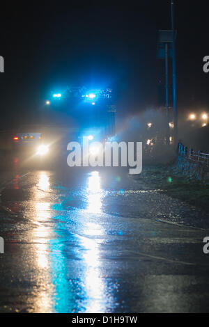 Mid Wales, UK, 22. Dezember 2012. Ein Feuerwehrauto rauscht durch Hochwasser. Überflutete Straßen erstellen Sie gefährliche Fahrbedingungen in Ceredigion. Stockfoto