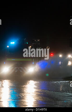 Mid Wales, UK, 22. Dezember 2012. Ein Feuerwehrauto rauscht durch Hochwasser. Überflutete Straßen erstellen Sie gefährliche Fahrbedingungen in Ceredigion. Stockfoto