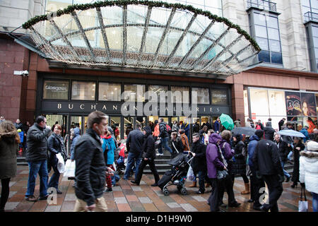 Buchanan Street, Glasgow, Schottland, Großbritannien, Samstag, 22nd. Dezember 2012. Menschen Weihnachtseinkäufe im Stadtzentrum neben dem Buchanan Galleries Shopping Centre Stockfoto