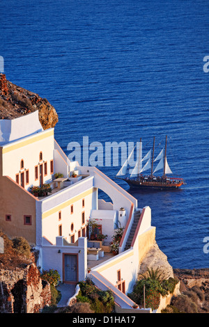 Ein Schiff machen eine Kreuzfahrt in Santorini, Griechenland Stockfoto