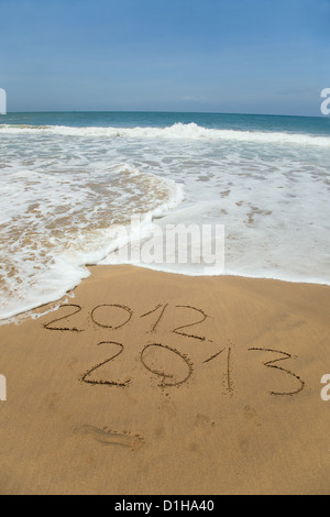 2012 und 2013 im Sand am Strand mit Wellen des Meeres beginnt, löschen Sie das Wort geschrieben Stockfoto