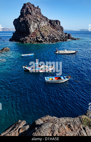 Eine kleine Insel in der Nähe von Amoudi Bay in Santorini, Griechenland Stockfoto