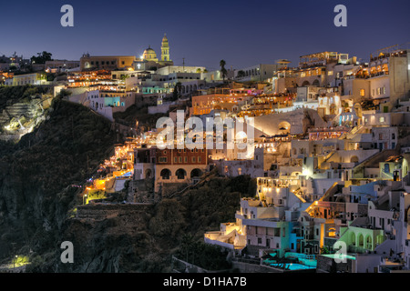 Fira bei Nacht in Santorin, Griechenland Stockfoto
