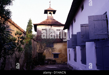 Der Innenhof des Paradesi Synagoge im Jahr 1567 einer von sieben Synagogen der Malabar Yehudan oder Yehudan Mappila Menschen oder Cochin jüdische Gemeinschaft in Mattancherry Lokalität in der Stadt Kochi auch als von Cochin in Kerala, Südindien bekannt gebaut Stockfoto