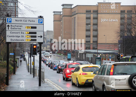 North Hanover Street, Glasgow, Schottland, Großbritannien, Samstag, 22nd. Dezember 2012. Weihnachtseinkäufe Verkehr Schlange für den Parkplatz Buchanan Galleries im Stadtzentrum Stockfoto