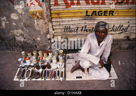 Ein Anbieter verkaufen medizinische getrocknete Kräuter auf der Straße. Mumbai-Indien Stockfoto