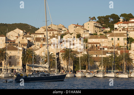 Elk192-2995 Kroatien dalmatinische Küste Hvar Insel Hvar Stadt am Wasser mit Segelbooten Stockfoto