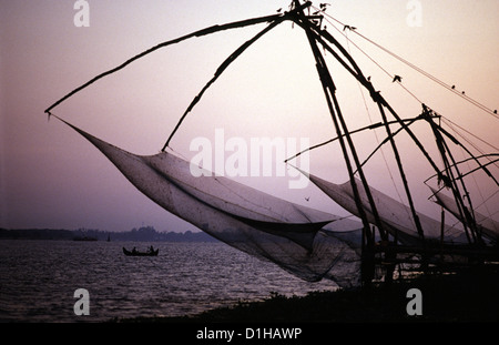 Gigantische 10 Meter hohe, von der Küste betriebene Aufzugsnetze, die als chinesische Fischernetze oder Cheena Vala am Ufer von Fort Kochi im Bundesstaat Kerala Südwestindien bezeichnet werden. Sie Netze wurden im 14. Jahrhundert von den Kaufleuten des Hofes von Kublai Khan eingeführt. Stockfoto