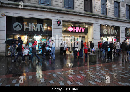Argyle Street, Glasgow, Schottland, Großbritannien, Samstag, 22nd. Dezember 2012. Menschen Weihnachtseinkäufe im Stadtzentrum neben einem HMV-Laden Stockfoto
