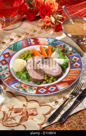 Geschnittenes Roastbeef mit Salat und Püree Stockfoto