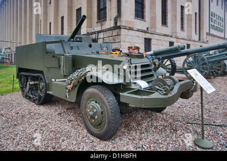 Amerikanische T-48 Self-propelled Gun/Tank Destroyer, basierend auf M3 Halbkettenfahrzeug im polnischen Armee Museum in Warschau, Polen Stockfoto