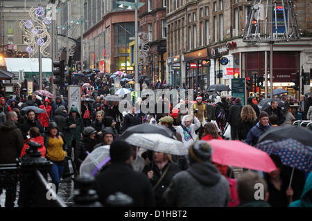 Buchanan Street, Glasgow, Schottland, Großbritannien, Samstag, 22nd. Dezember 2012. Die Weihnachtseinkäufe der Menschen machen ihren Weg durch ein sehr geschäftiges Stadtzentrum im Regen mit Sonnenschirmen Stockfoto