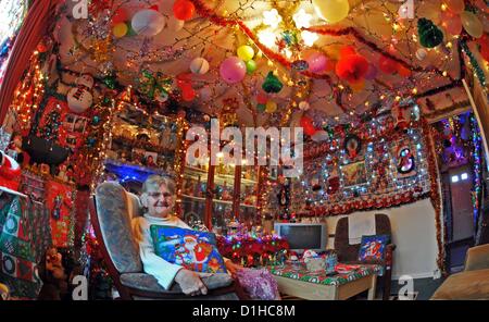 Weihnachtshaus, alles eingepackt! George und Maureen Dennett aus Dorset, UK, mit ihrer Heimat zu Weihnachten eingepackt. Stockfoto