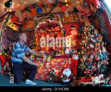 Weihnachtshaus, alles eingepackt! George und Maureen Dennett aus Dorset, UK, mit ihrer Heimat zu Weihnachten eingepackt. Stockfoto