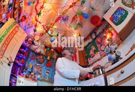 Weihnachtshaus, alles eingepackt! George und Maureen Dennett aus Dorset, UK, mit ihrer Heimat zu Weihnachten eingepackt. Stockfoto