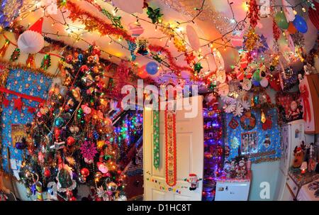 Weihnachtshaus, alles eingepackt! George und Maureen Dennett aus Dorset, UK, mit ihrer Heimat zu Weihnachten eingepackt. Stockfoto