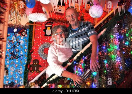 Weihnachtshaus, alles eingepackt! George und Maureen Dennett aus Dorset, UK, mit ihrer Heimat zu Weihnachten eingepackt. Stockfoto