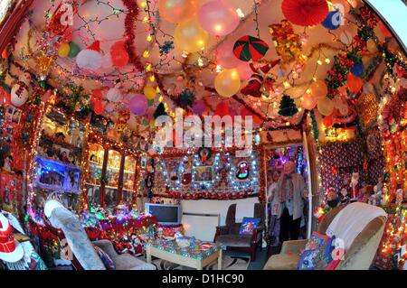 Weihnachtshaus, alles eingepackt! George und Maureen Dennett aus Dorset, UK, mit ihrer Heimat zu Weihnachten eingepackt. Stockfoto