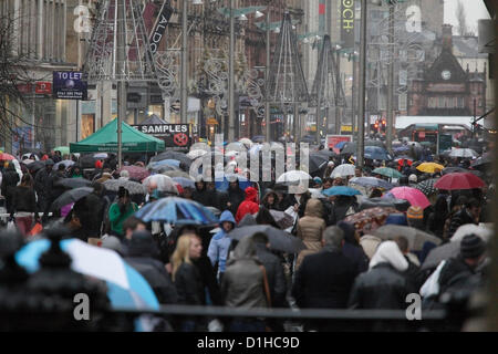 Buchanan Street, Glasgow, Schottland, Großbritannien, Samstag, 22nd. Dezember 2012. Die Weihnachtseinkäufe der Menschen machen ihren Weg durch ein sehr geschäftiges Stadtzentrum im Regen mit Sonnenschirmen Stockfoto