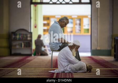 22. Dezember 2012 - Singapur, Singapur - beten Männer in der Hauptgebetshalle in der Sultan-Moschee in Singapur. Die Sultansmoschee steht im Mittelpunkt des historischen Kampong Glam-Bereichs von Singapur. Auch bekannt als Masjid Sultan, hieß es für Sultan Hussein Shah. Die Moschee wurde ursprünglich in den 1820er Jahren gebaut. Die ursprüngliche Struktur wurde 1924 das heutige Gebäude weichen die 1928 fertiggestellt wurde abgerissen. Die Moschee hat großen Bedeutung für die muslimische Gemeinschaft und gilt als die Nationalmoschee von Singapur. 1975 wurde zum Nationaldenkmal erklärt. (Kredit-Bild: © Jack Stockfoto