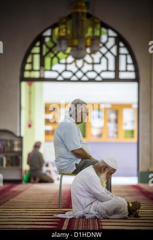 22. Dezember 2012 - Singapur, Singapur - beten Männer in der Hauptgebetshalle in der Sultan-Moschee in Singapur. Die Sultansmoschee steht im Mittelpunkt des historischen Kampong Glam-Bereichs von Singapur. Auch bekannt als Masjid Sultan, hieß es für Sultan Hussein Shah. Die Moschee wurde ursprünglich in den 1820er Jahren gebaut. Die ursprüngliche Struktur wurde 1924 das heutige Gebäude weichen die 1928 fertiggestellt wurde abgerissen. Die Moschee hat großen Bedeutung für die muslimische Gemeinschaft und gilt als die Nationalmoschee von Singapur. 1975 wurde zum Nationaldenkmal erklärt. (Kredit-Bild: © Jack Stockfoto