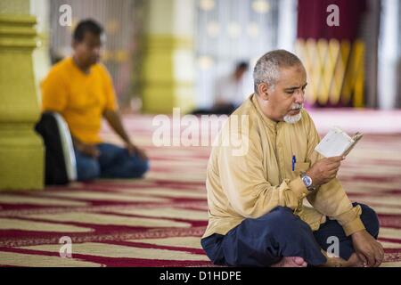 22. Dezember 2012 - Singapur, Singapur - beten Männer in der Hauptgebetshalle in der Sultan-Moschee in Singapur. Die Sultansmoschee steht im Mittelpunkt des historischen Kampong Glam-Bereichs von Singapur. Auch bekannt als Masjid Sultan, hieß es für Sultan Hussein Shah. Die Moschee wurde ursprünglich in den 1820er Jahren gebaut. Die ursprüngliche Struktur wurde 1924 das heutige Gebäude weichen die 1928 fertiggestellt wurde abgerissen. Die Moschee hat großen Bedeutung für die muslimische Gemeinschaft und gilt als die Nationalmoschee von Singapur. 1975 wurde zum Nationaldenkmal erklärt. (Kredit-Bild: © Jack Stockfoto