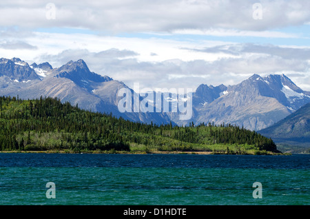 Blick über Bennett Lake am großen Berggipfel in der Stadt von Carcross im Yukon Territorium, Kanada. Stockfoto