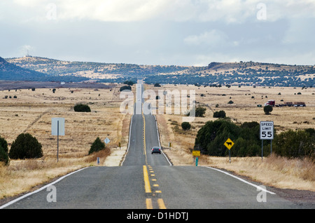 Die berühmte Straße, Route 66, erstreckt sich über der Wüste von Arizona in der Nähe von Seligman, NM. Stockfoto