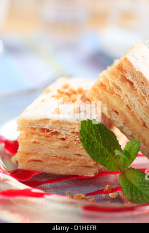 Scheiben von Mille-Feuille Apfelkuchen mit Puderzucker bestäubt Stockfoto
